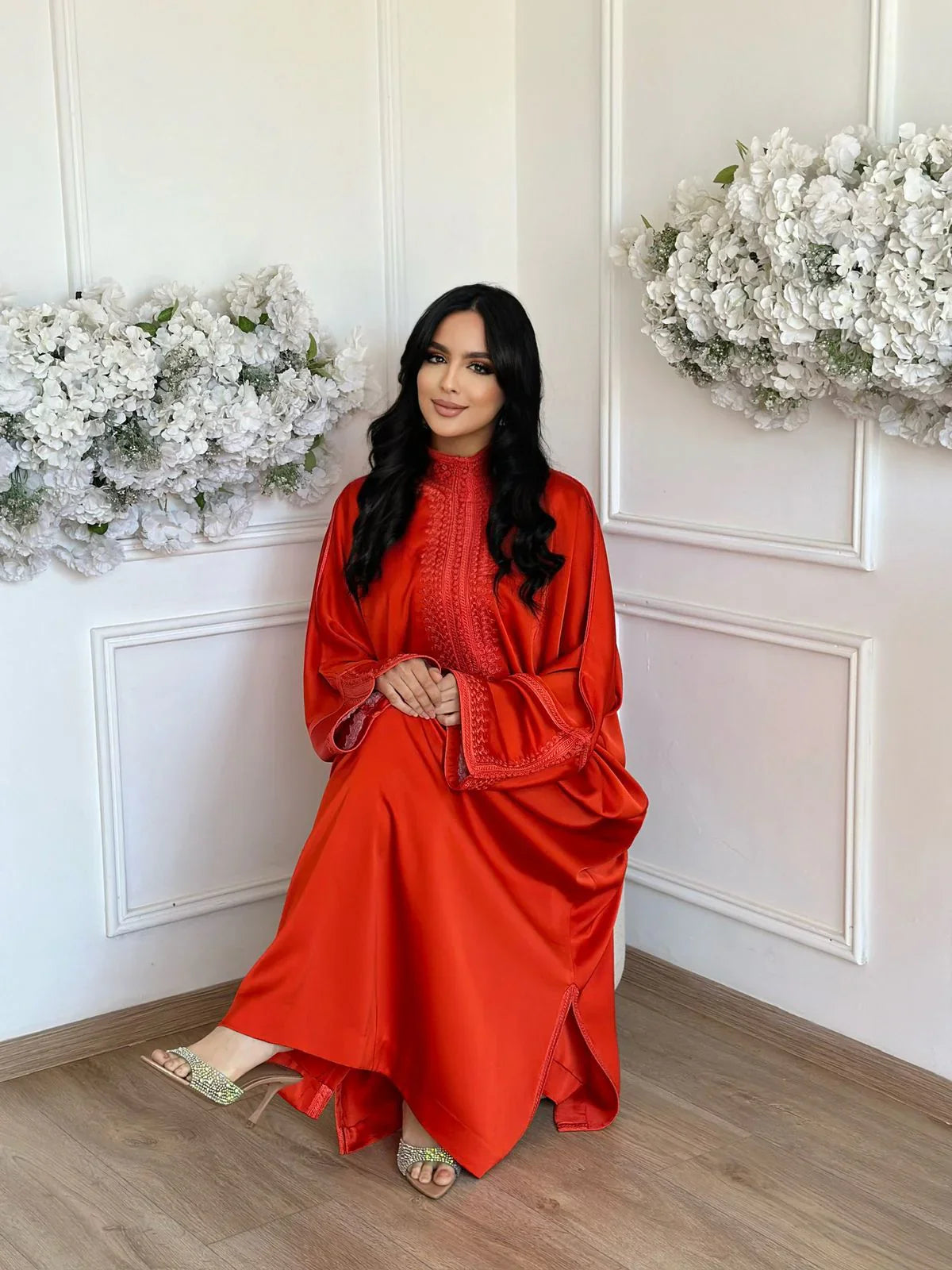 Iman Rouge Abaya – Robe marocaine élégante d'intérieur