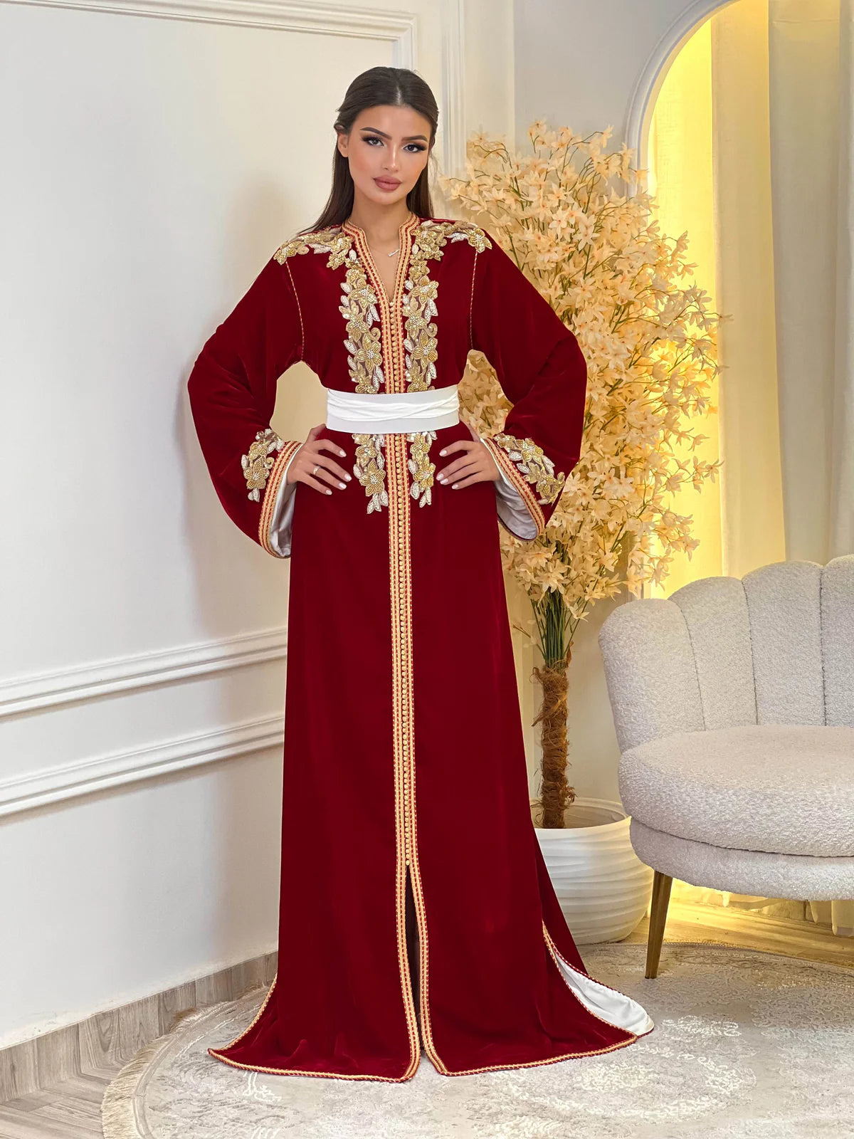 Dania Rouge Kaftan – Perlage de perles dorées, fait main