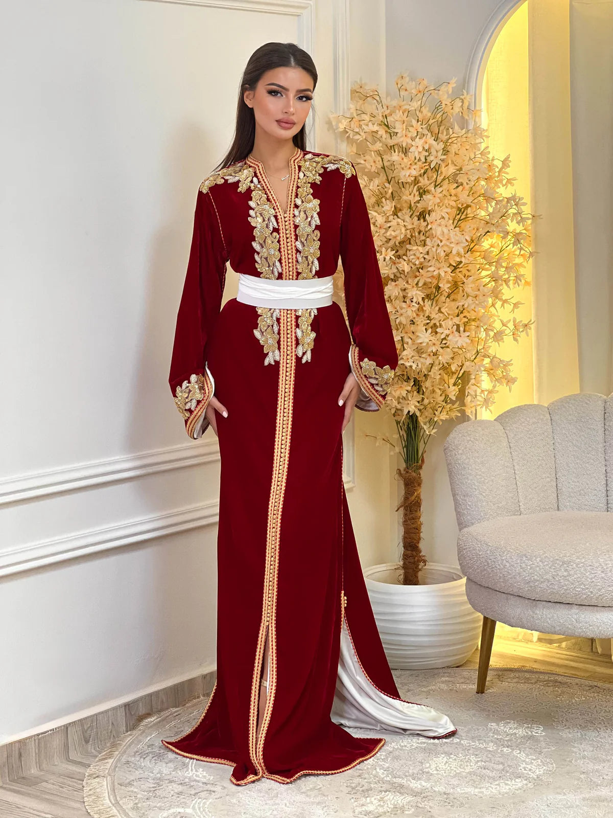 Dania Rouge Kaftan – Perlage de perles dorées, fait main
