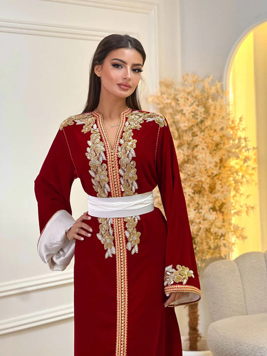 Dania Rouge Kaftan – Perlage de perles dorées, fait main – vue produit 2