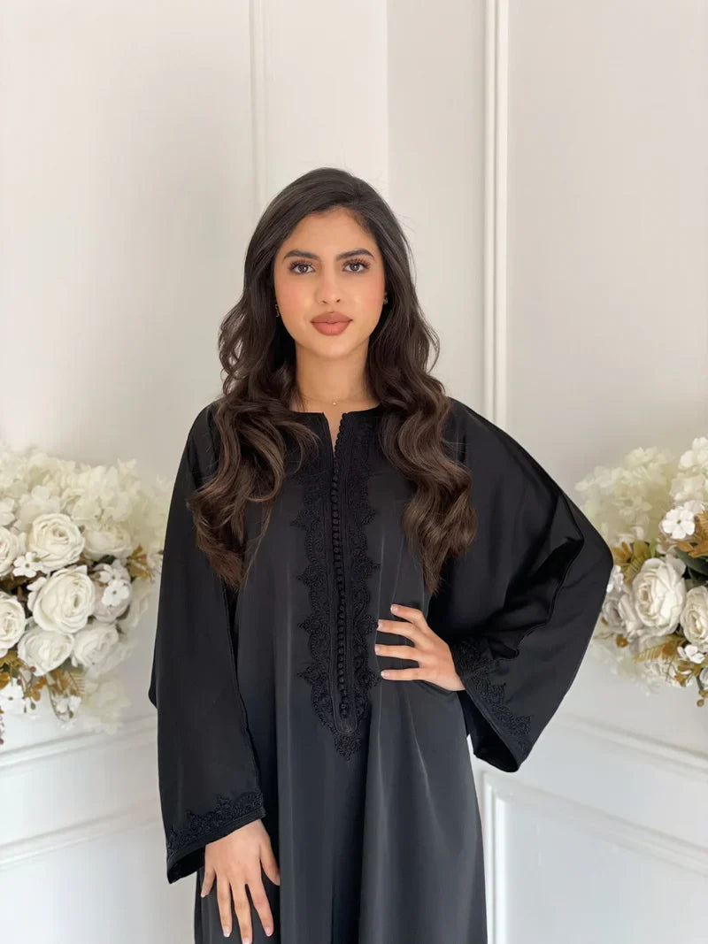 Dalila Noir Abaya – Robe marocaine élégante d'intérieur
