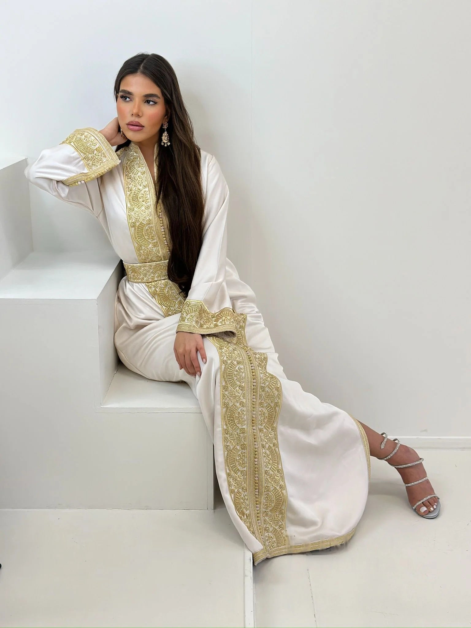Nadia Blanc Kaftan – Robe marocaine artisanale