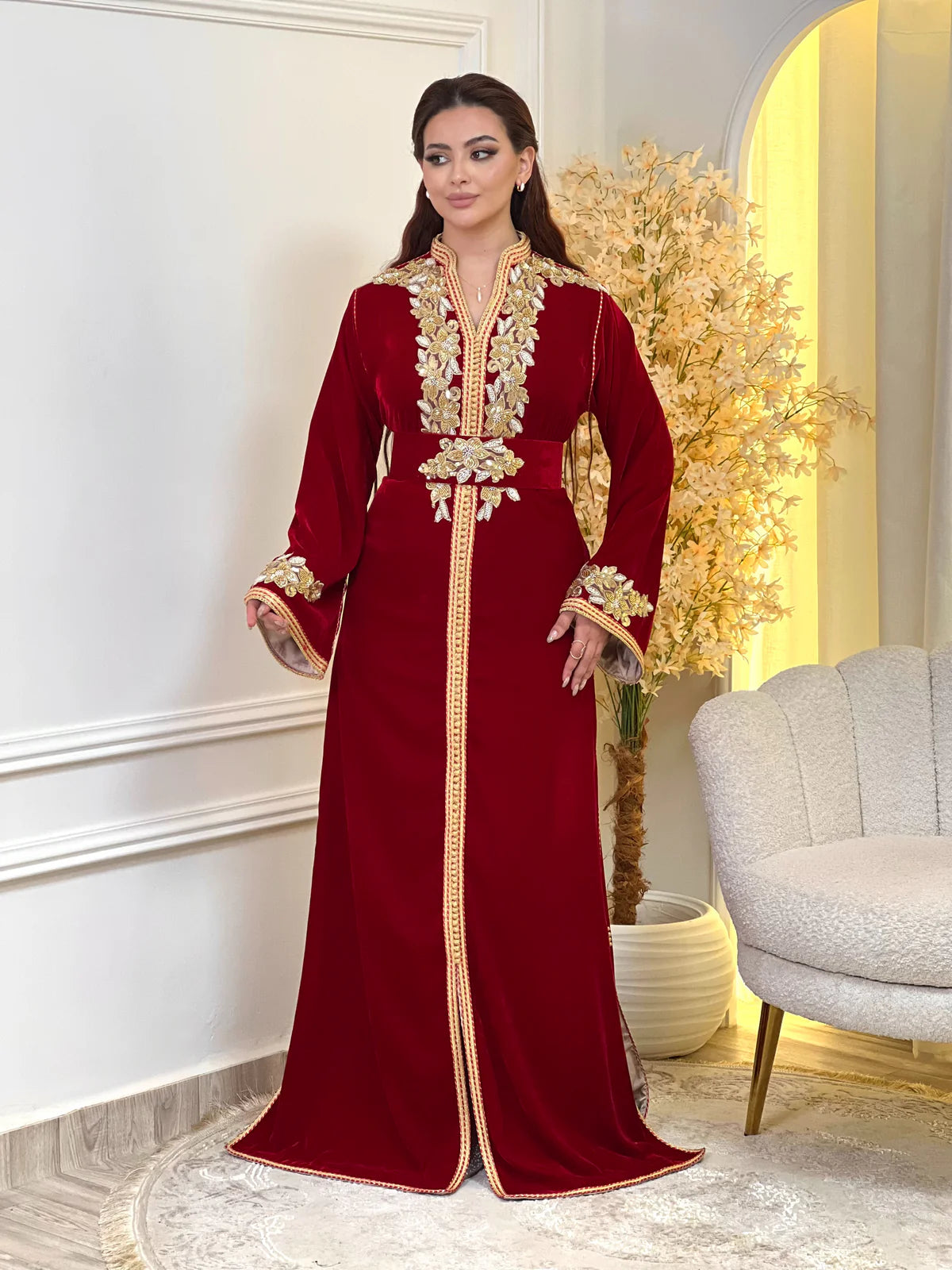 Najia Rouge Kaftan – Perlage de perles dorées, fait main