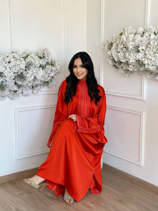 Iman Rouge Abaya – Robe marocaine élégante d'intérieur – vue produit 2