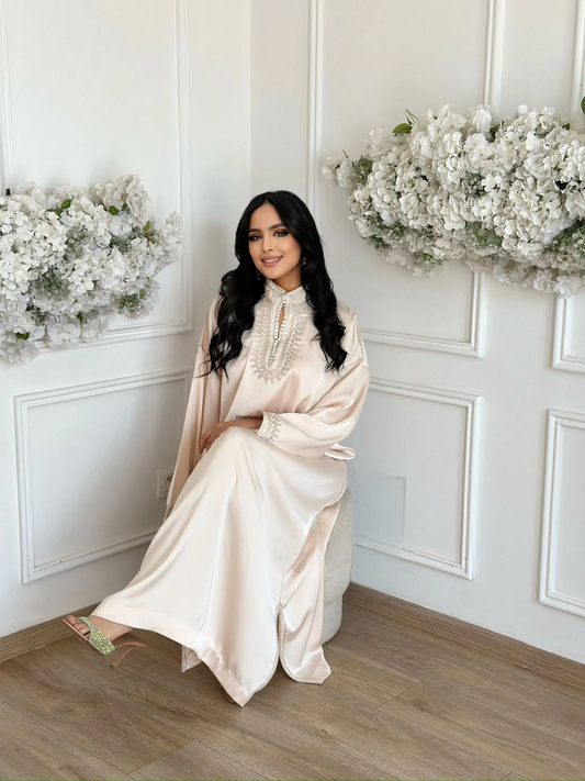 Zohor Beige Abaya – Robe marocaine élégante d'intérieur – vue produit 2