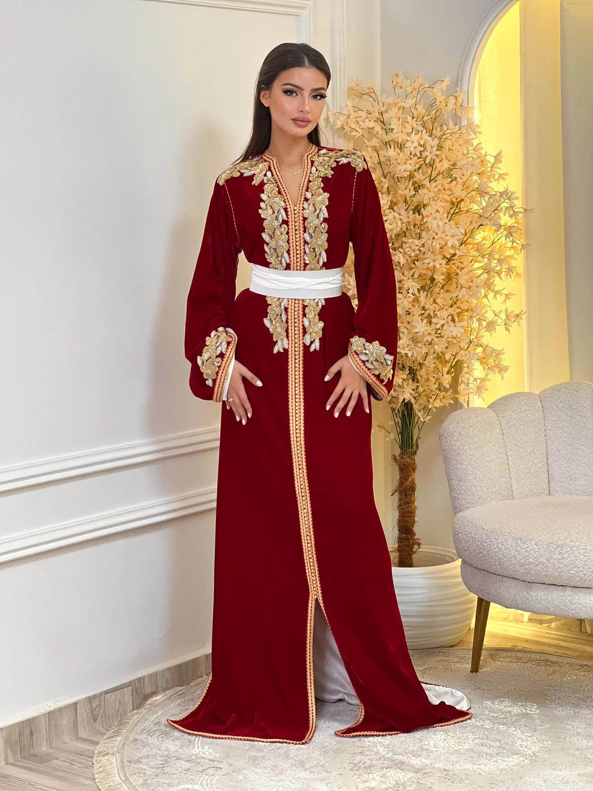 Dania Rouge Kaftan – Perlage de perles dorées, fait main
