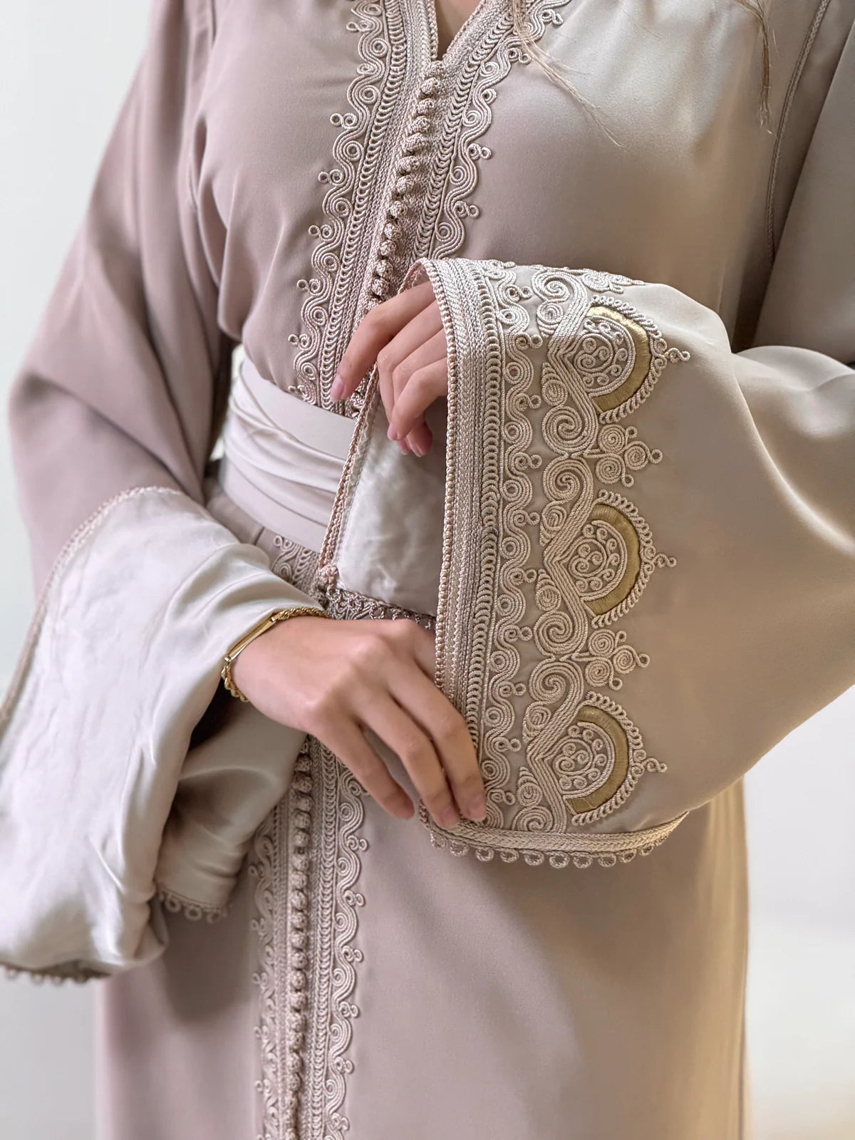 Sajida Beige Kaftan – Robe marocaine artisanale