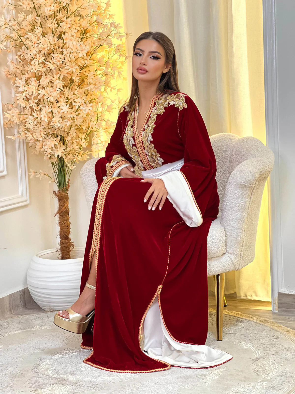 Dania Rouge Kaftan – Perlage de perles dorées, fait main – vue produit 3