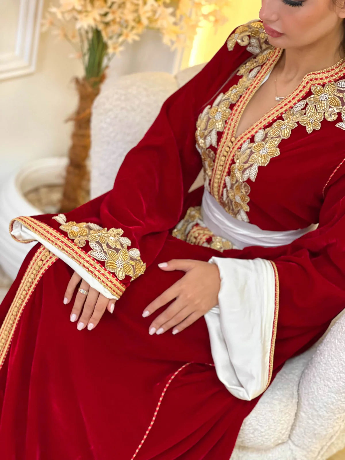 Dania Rouge Kaftan – Perlage de perles dorées, fait main – vue produit 4