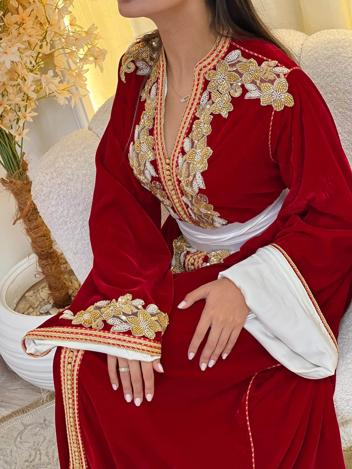 Dania Rouge Kaftan – Perlage de perles dorées, fait main – vue produit 5