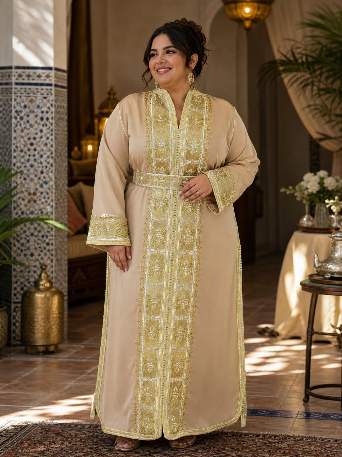 Darine Beige Kaftan – Robe marocaine artisanale \u2014 plus-size model