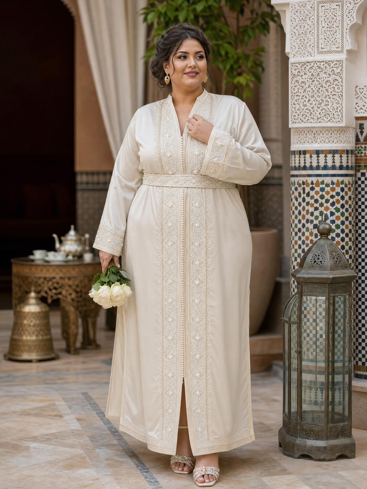 Hala Blanc Kaftan – Robe marocaine artisanale \u2014 plus-size model