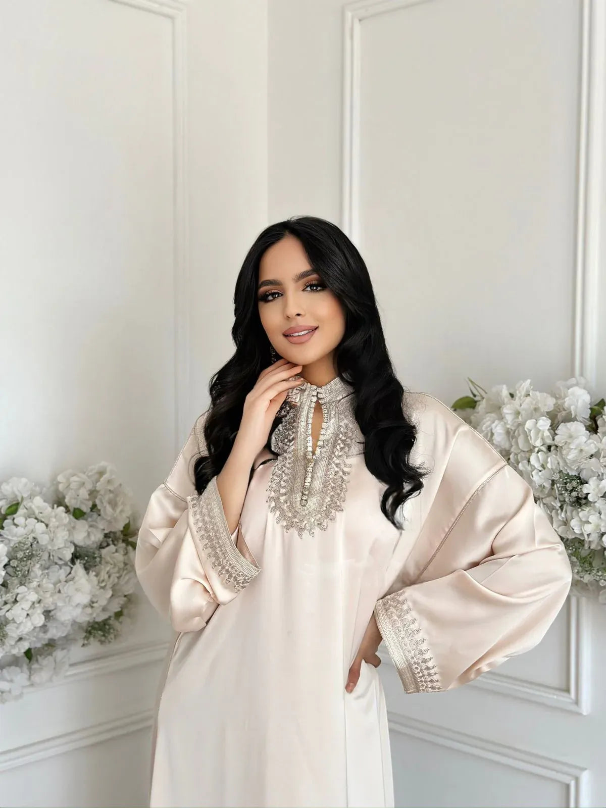 Zohor Beige Abaya – Robe marocaine élégante d'intérieur