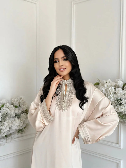 Zohor Beige Abaya – Robe marocaine élégante d'intérieur