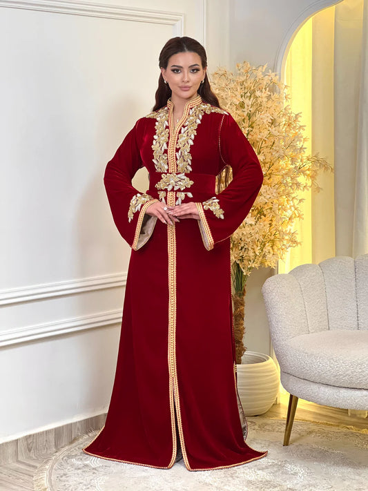 Najia Rouge Kaftan – Perlage de perles dorées, fait main