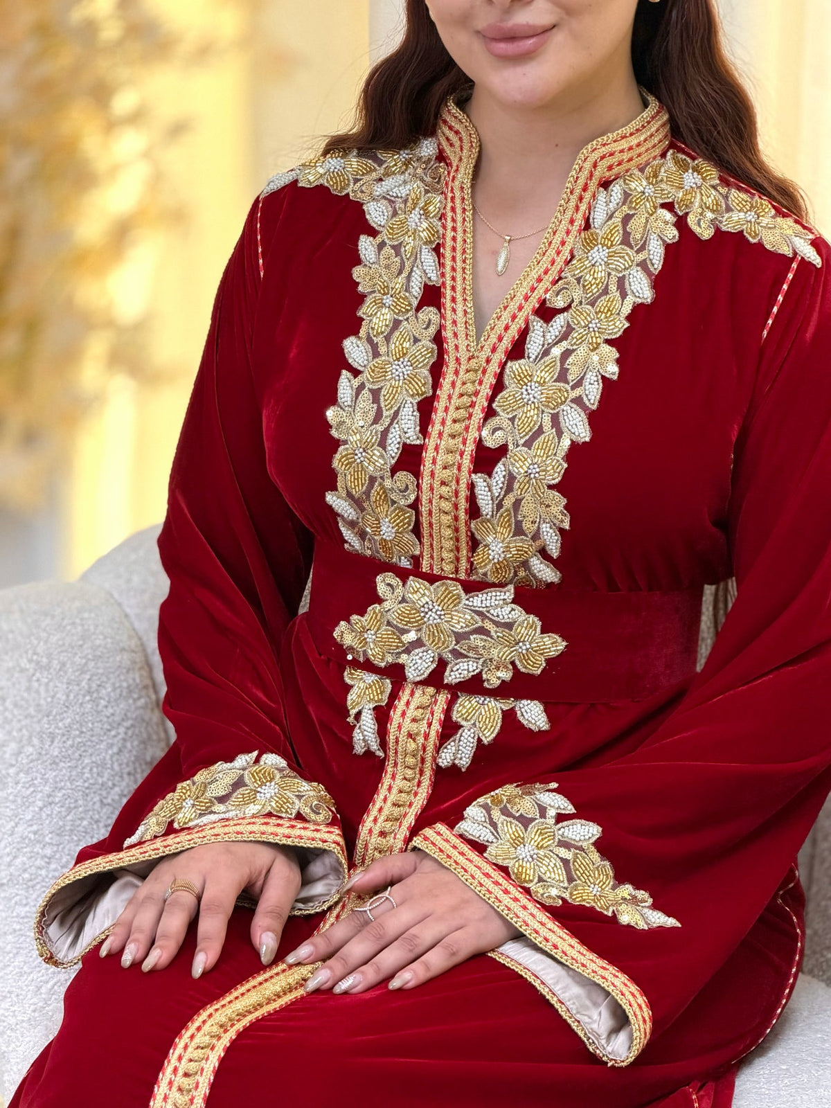 Najia Rouge Kaftan – Perlage de perles dorées, fait main – vue produit 10