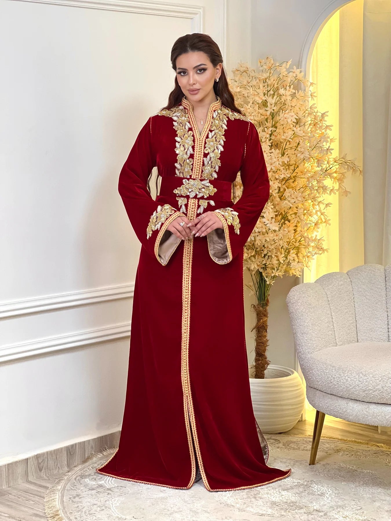Najia Rouge Kaftan – Perlage de perles dorées, fait main – vue produit 3