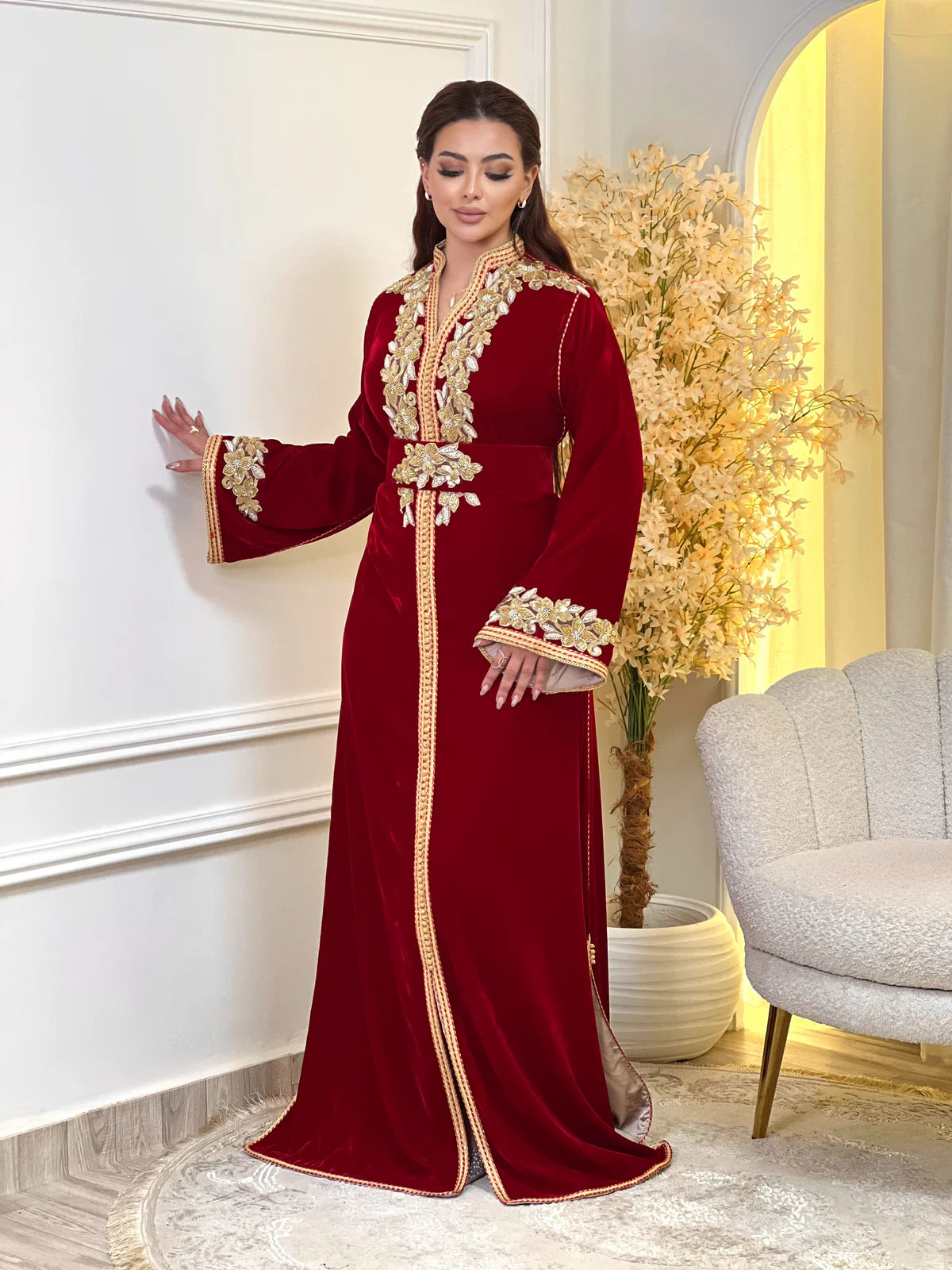 Najia Rouge Kaftan – Perlage de perles dorées, fait main – vue produit 4