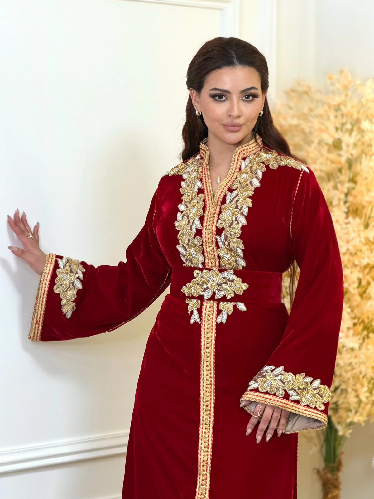 Najia Rouge Kaftan – Perlage de perles dorées, fait main – vue produit 5