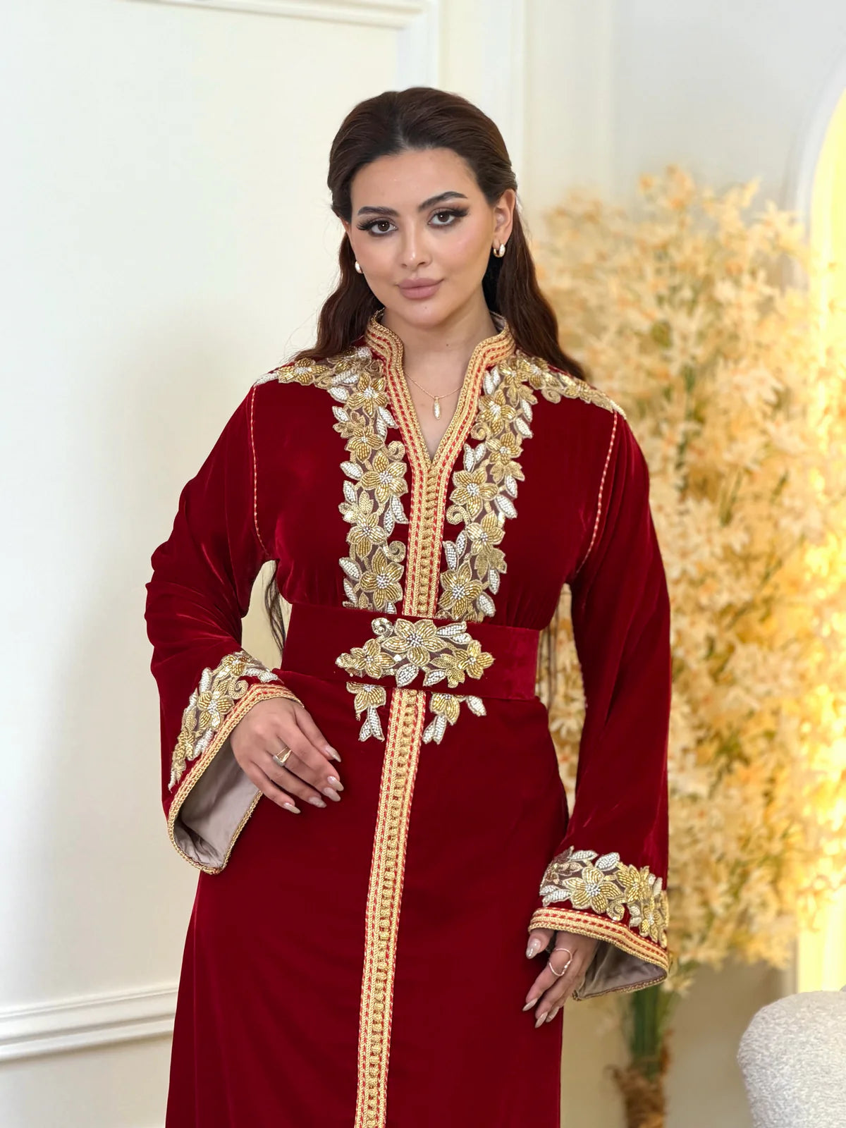Najia Rouge Kaftan – Perlage de perles dorées, fait main – vue produit 6
