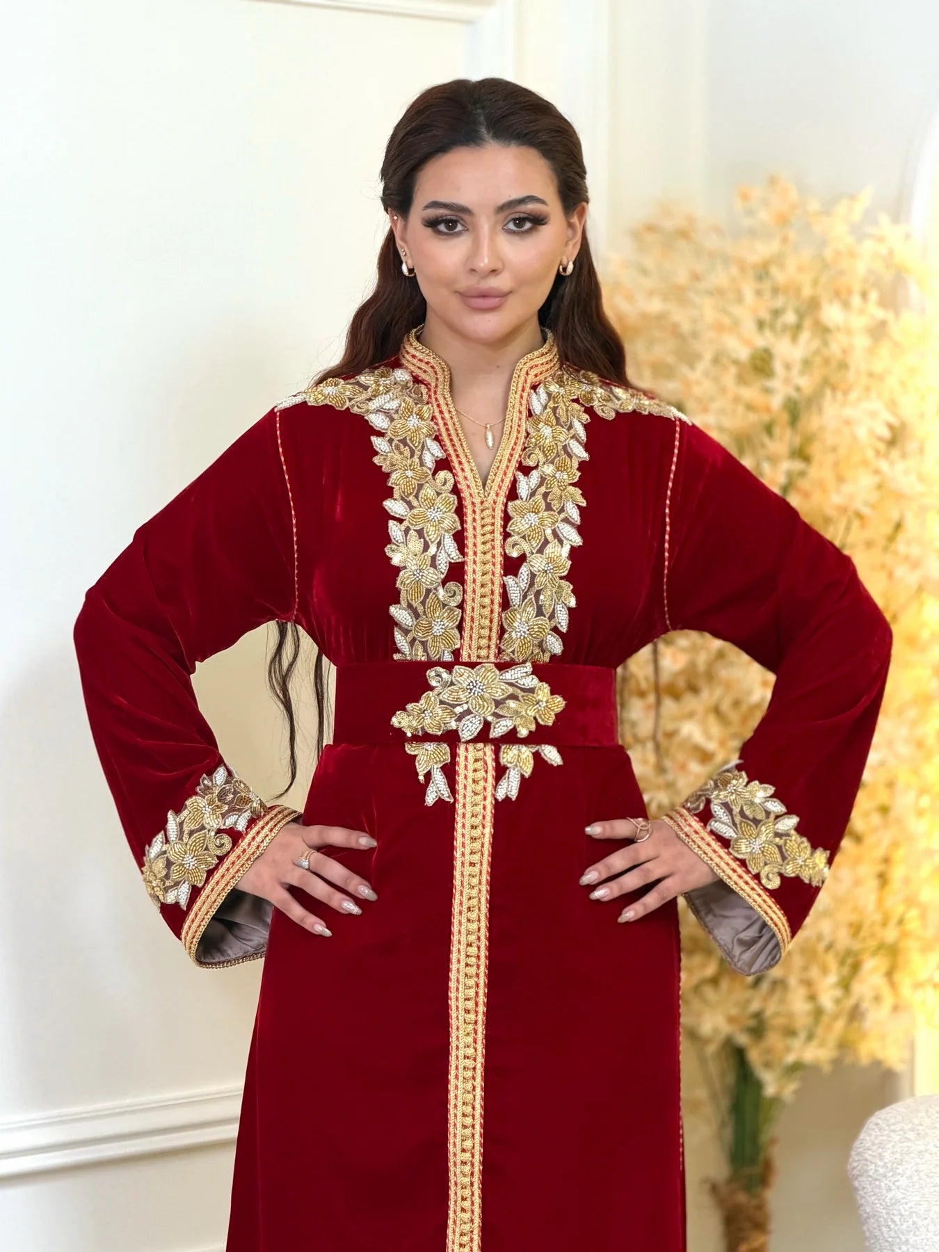 Najia Rouge Kaftan – Perlage de perles dorées, fait main – vue produit 7