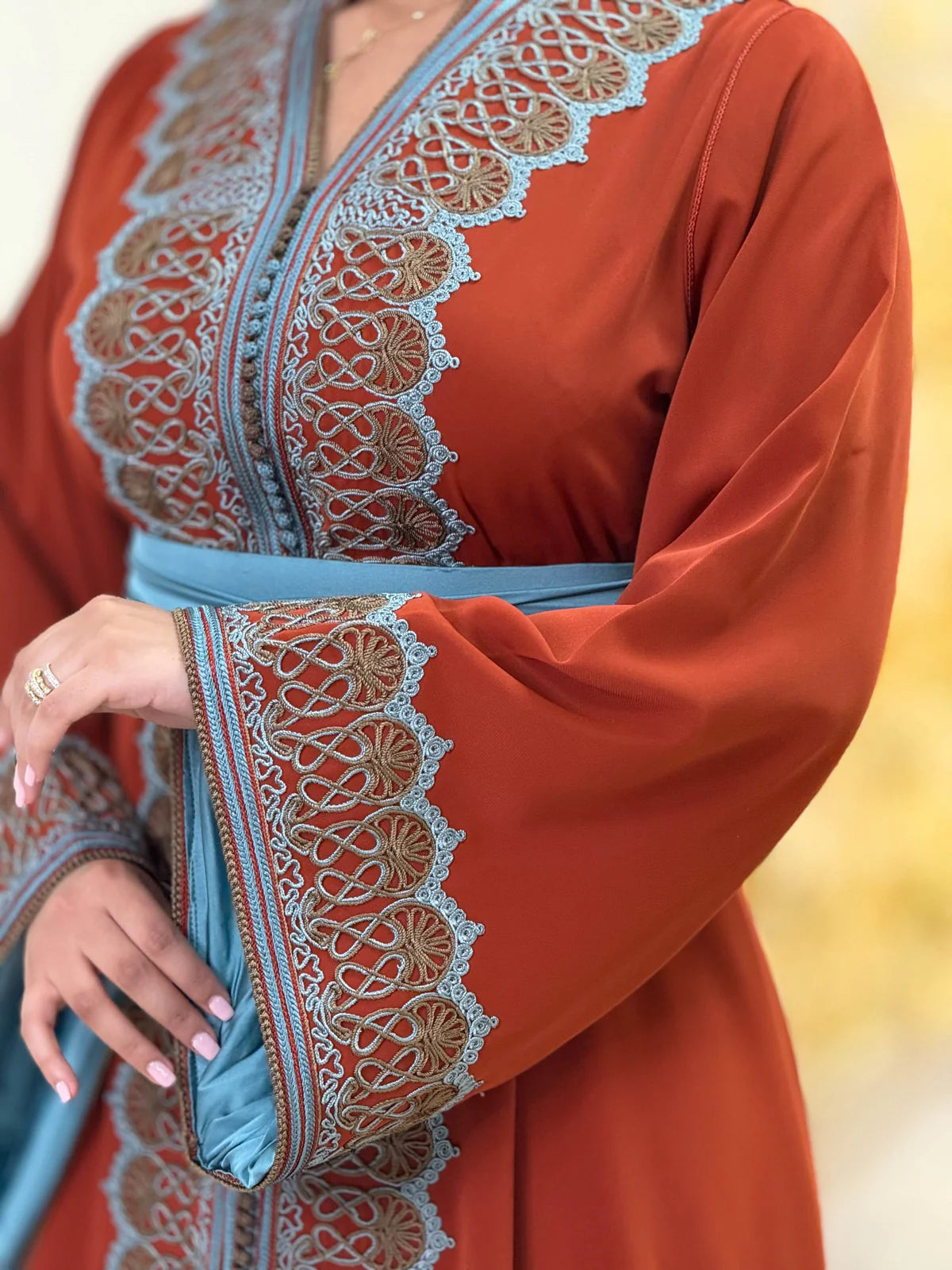 Rawia Rouge Kaftan – Robe marocaine artisanale – vue produit 7