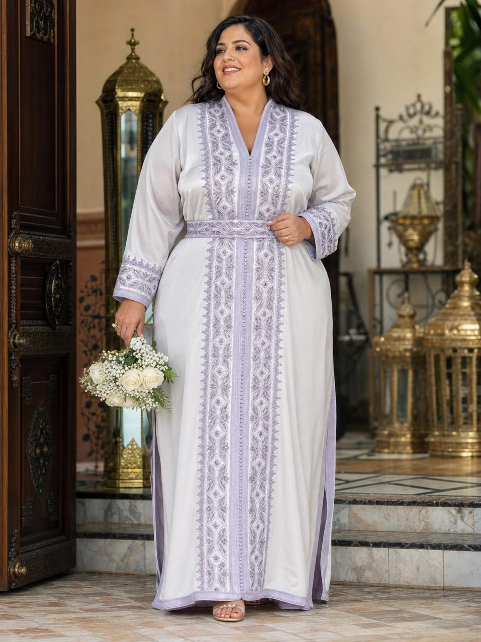 Saida Gris Kaftan – Robe marocaine artisanale \u2014 plus-size model