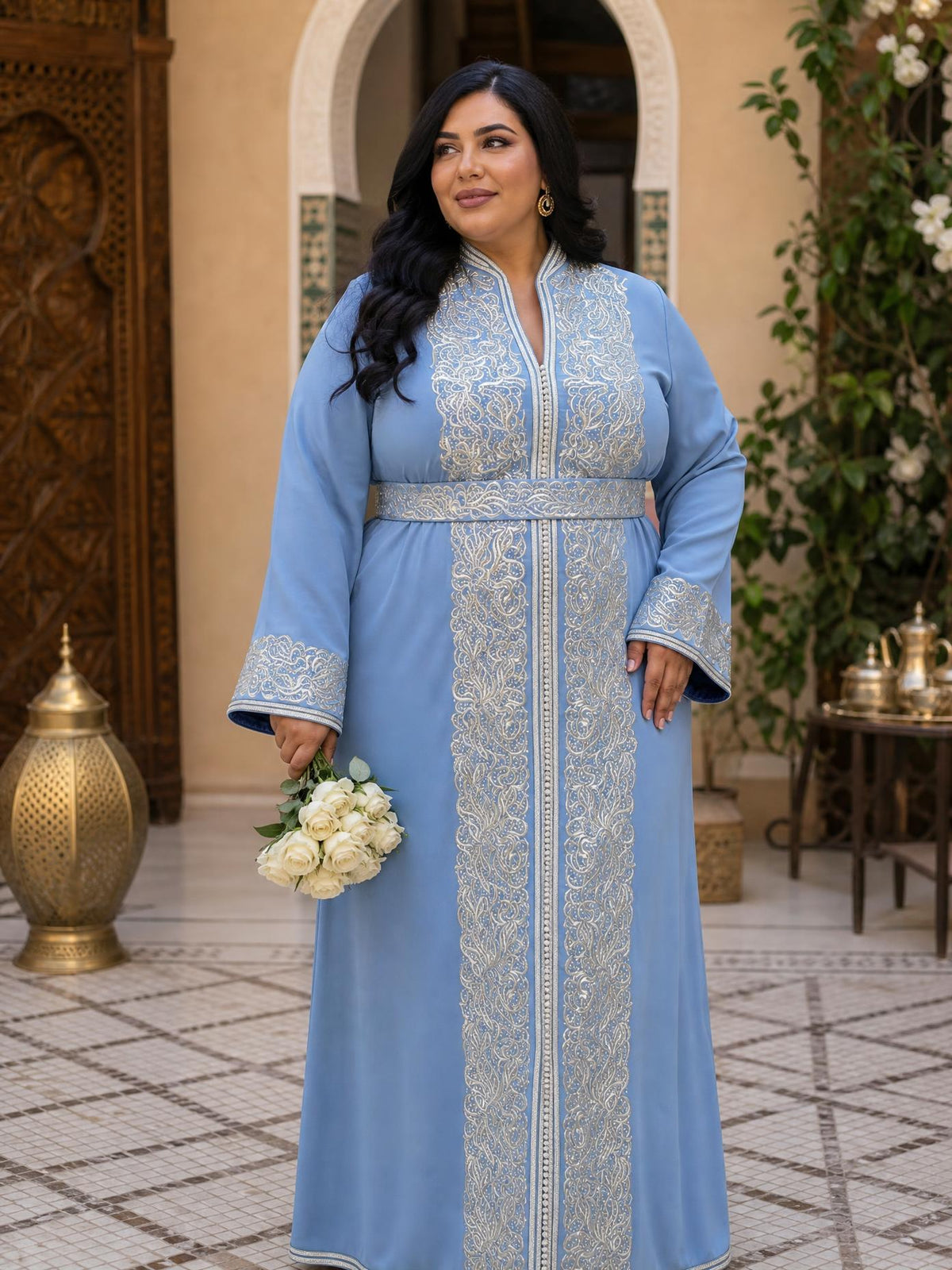 Samia Bleu Kaftan – Robe marocaine artisanale \u2014 plus-size model